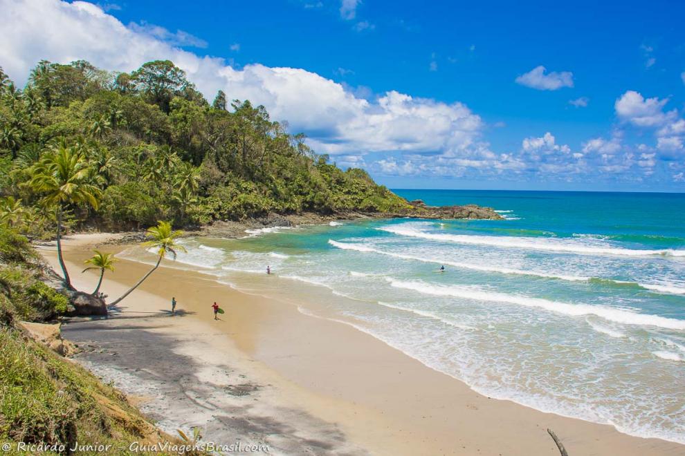 Imagem do alto da linda Praia da Engenhoca.